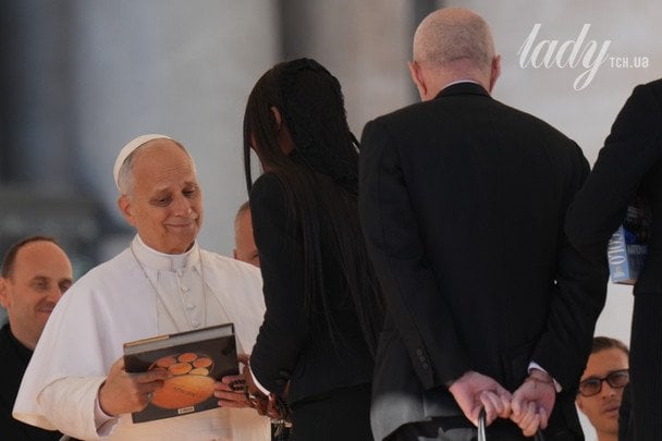 Наоми Кэмпбелл дарит Папе Льву XIV книгу о специях / © Associated Press