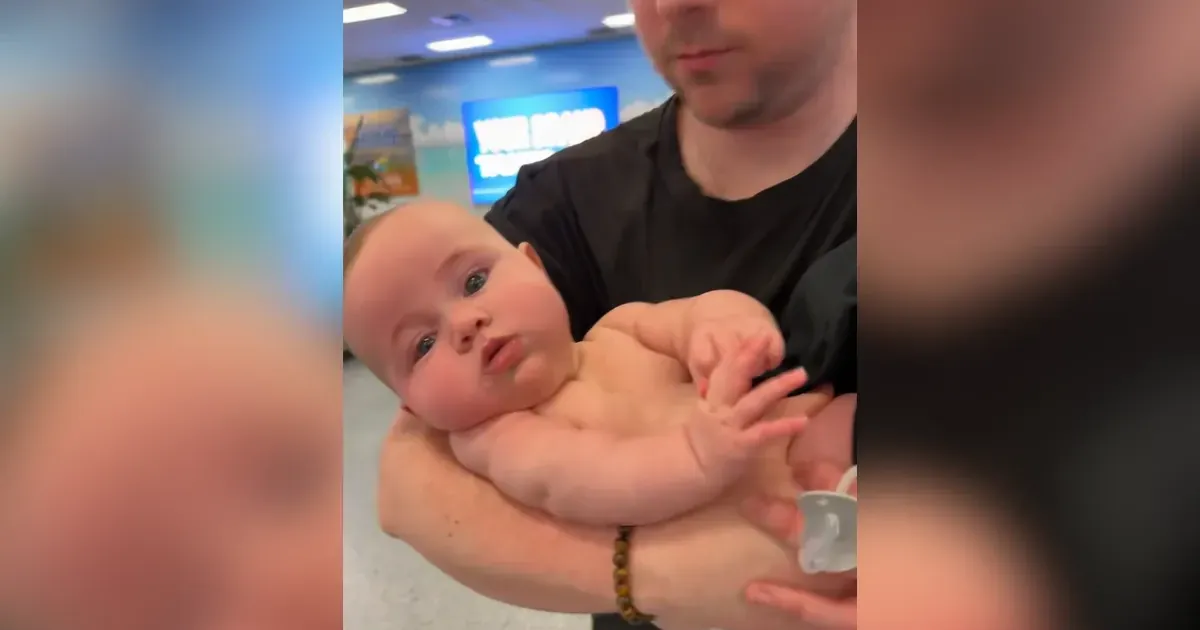 Авіакомпанія вигнала сім'ю з літака через плач немовляти