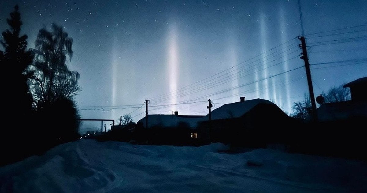 Світлові стовпи над містом Бережани в Тернопільській області