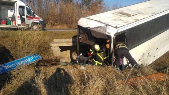 На трасі Харків-Полтава пасажирський автобус злетів у кювет: є постраждалі (відео)