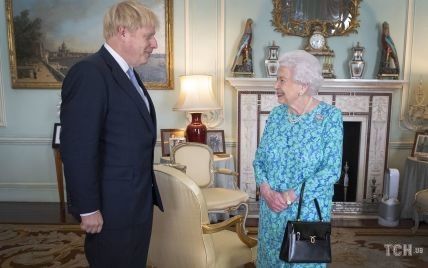 Він шкодує: Борис Джонсон публічно перепросив королеву Єлизавету II за вечірку під час жалоби