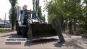 В Николаеве застрявшие в асфальте ракеты от "Смерча" доставали трактором