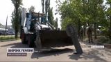 У Миколаєві застряглі в асфальті ракети від "Смерча" діставали трактором