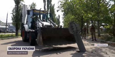 У Миколаєві застряглі в асфальті ракети від "Смерча" діставали трактором