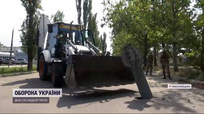 В Николаеве застрявшие в асфальте ракеты от "Смерча" доставали трактором