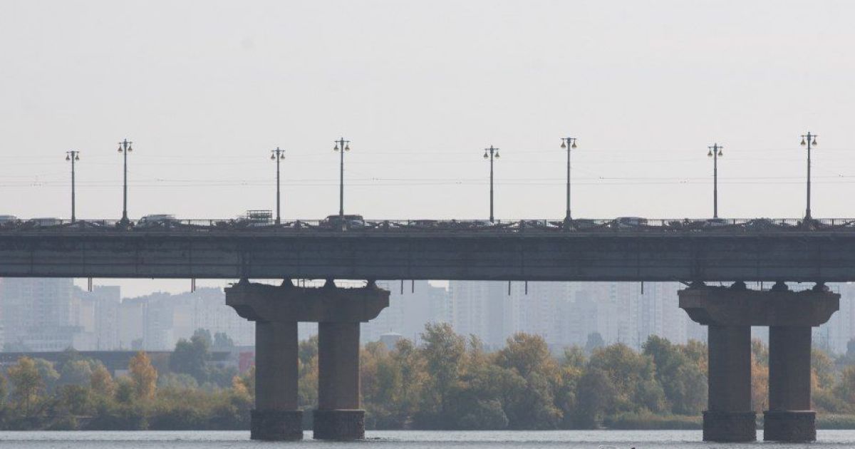 У Києві на мосту Патона заборонили проїзд вантажівкам