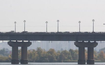 В Киеве на мосту Патона прорвало трубу: потоки стекают в Днепр