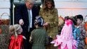 Цукерки або смерть: у Білому домі Трамп із дітлахами розпочали святкувати Геловін