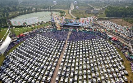 В Индии бизнесмен подарил работникам 600 машин на "церемонии поощрения"