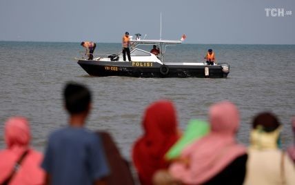 Авиакатастрофа в Индонезии: спасатели достали из моря шесть тел погибших