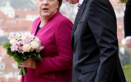 У жакеті кольору фуксії і з букетом: Ангела Меркель у Празі