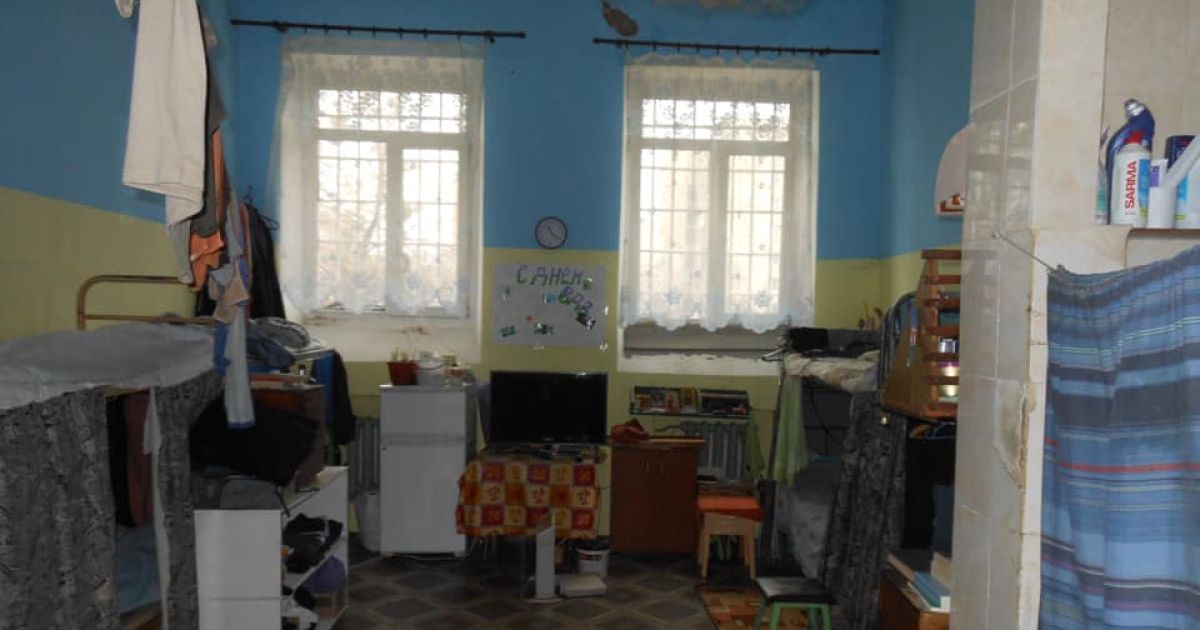 Чиста постіль, пароварка та телевізор: у Денісової показали умови утримання Вишинського в СІЗО