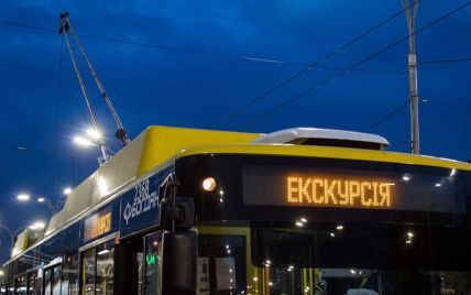 В Киеве состоялась первая вечерняя экскурсия троллейбусом