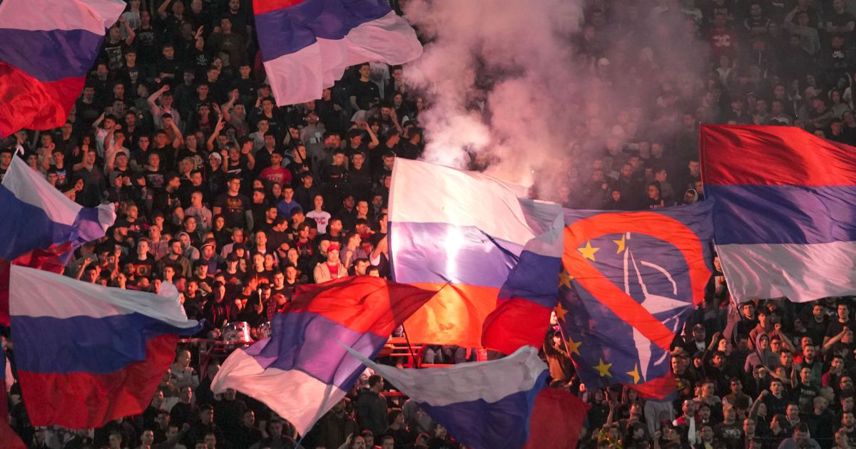 Російські та сербські прапори на футбольному матчі