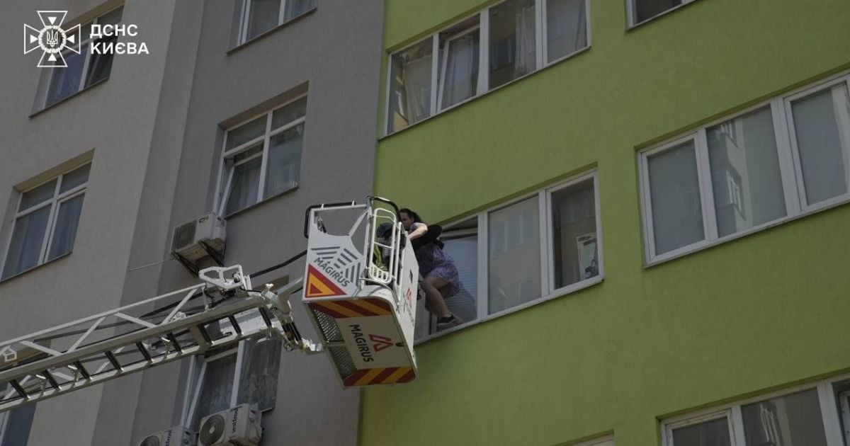 В Киеве горела многоэтажка: из охваченного огнем дома спасены трое детей и восемь взрослых