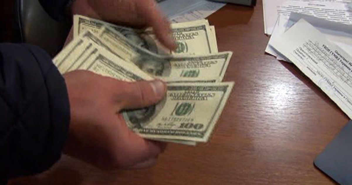 Долар у вільному продажу коштує близько 27 гривень