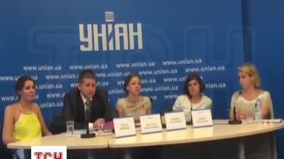 Любовница Шовковского расплакалась на пресс-конференции