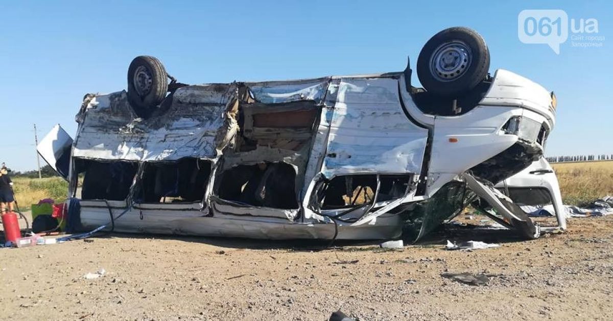 Жуткое ДТП на Запорожье: в Сети опубликовали видео момента столкновения грузовика и микроавтобуса