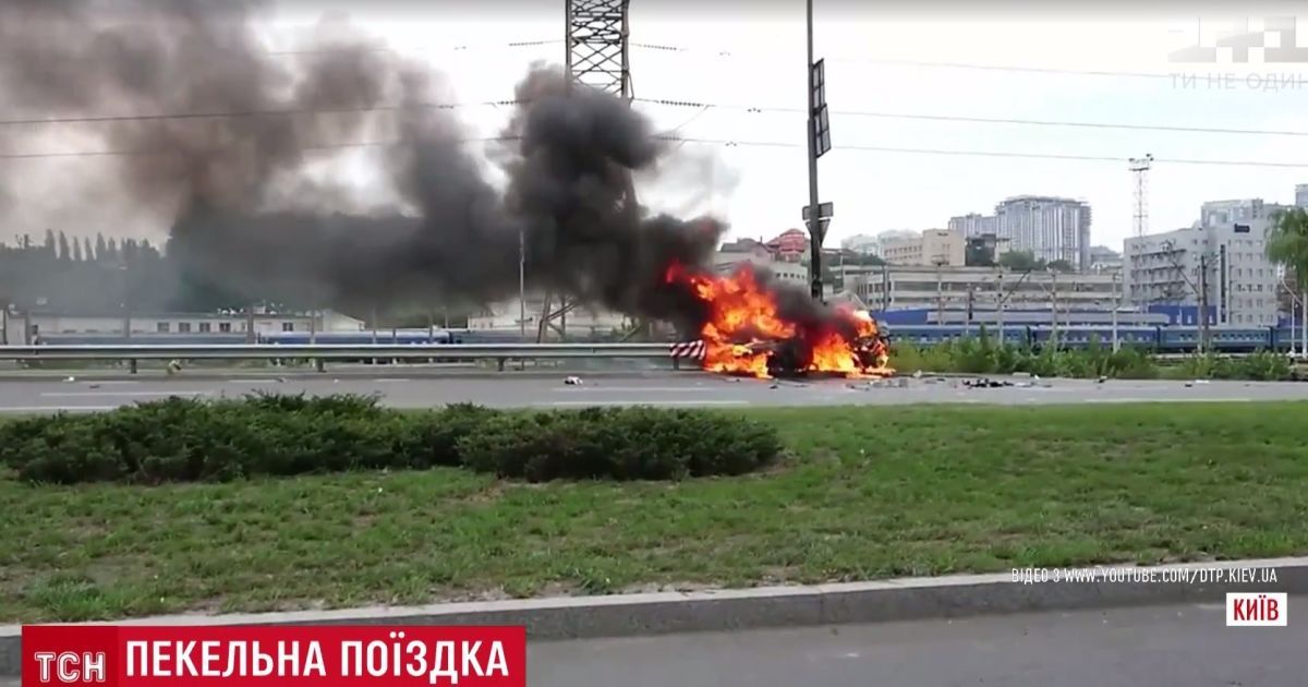 Карколомна ДТП у Києві: напівпритомний водій виповз із палаючої машини