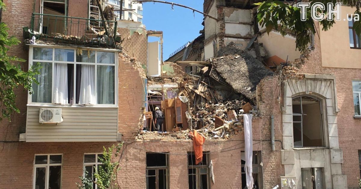 Жильцы ищут уцелевшие вещи на развалинах дома / © Фото Валерии Ковалинской/ТСН