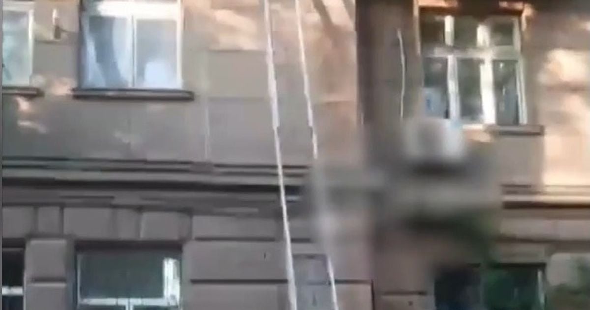 Женщина застряла на высоте третьего этажа