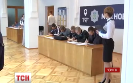 В новой патрульной полиции Чернигова хотят работать королевы красоты и даже беременные