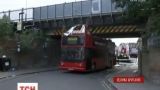 У Лондоні 2-поверховий автобус врізався у залізничний міст, є постраждалі