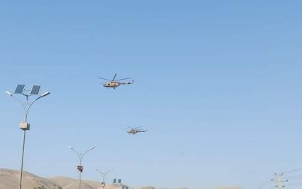 Талибы патрулируют Афганистан на вертолетах США: к одному из них был привязан человек