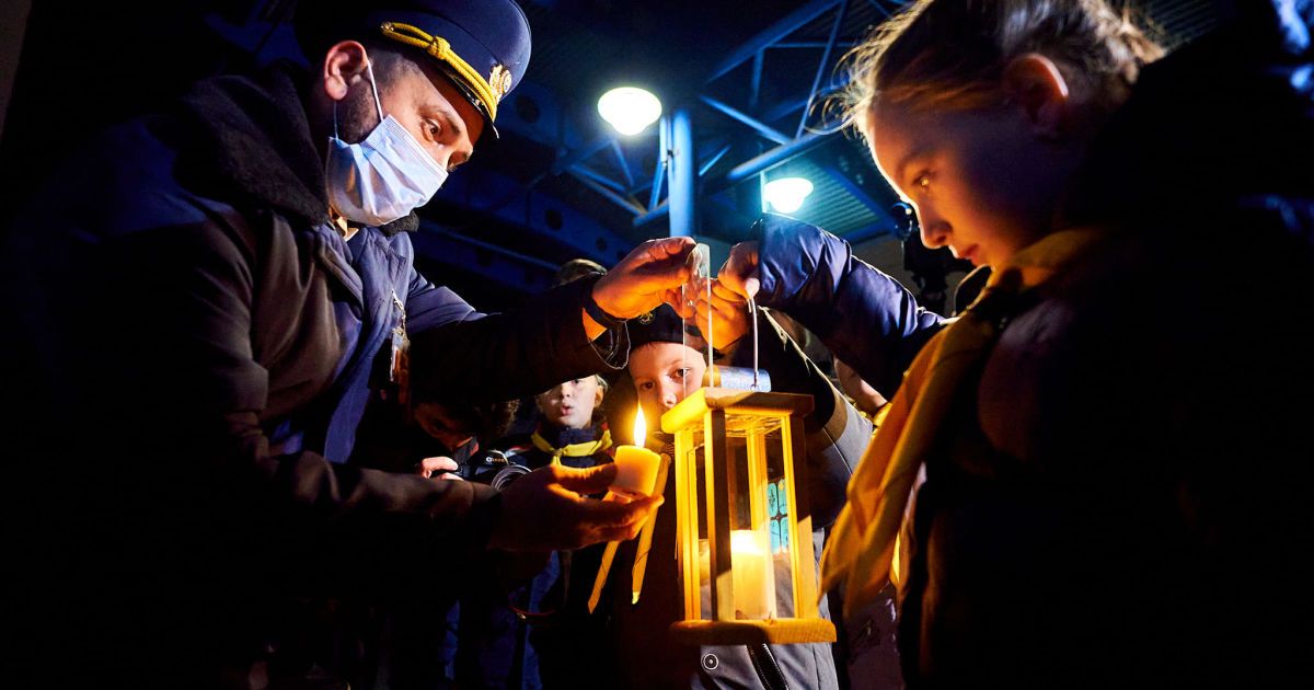 До Києва привезли Вифлеємський вогонь миру