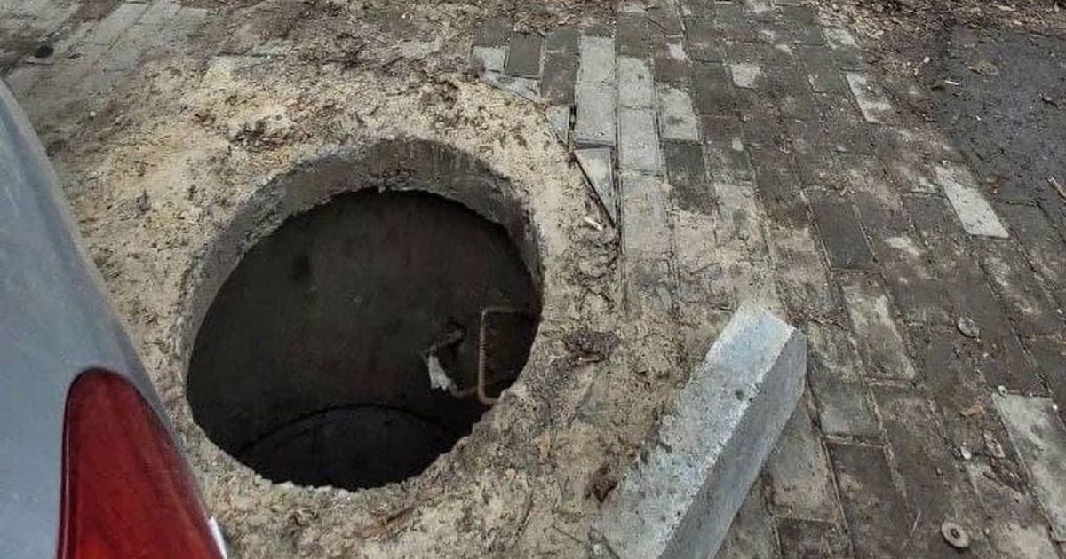 В Днепре мужчина вышел из такси и провалился в трехметровый люк (фото)