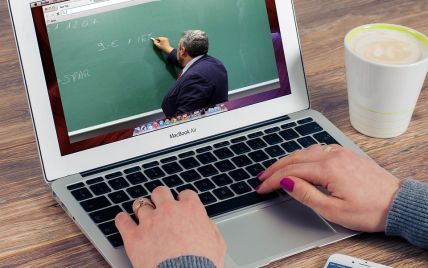 Без сохранения заработной платы: в Украине учителей без прививки начнут отстранять от работы