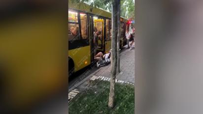 В Киеве крепкий мужчина выталкивал женщин из автобуса