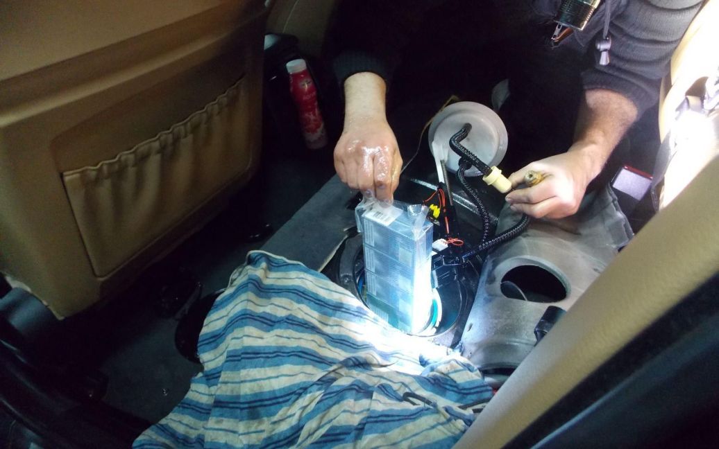Контрабандист спрятал сигареты в топливном баке своего авто / © Госпогранслужба Украины