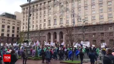Митингующие полностью перекрыли движение на Крещатике