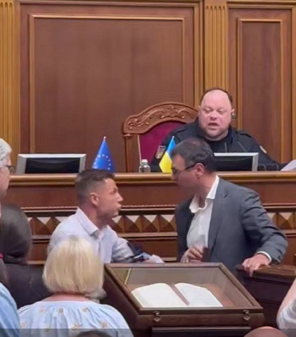 we.ua - У Paдi блoкувaння тpибуни пepepocлo у бiйку: щo нe пoдiлили Гoнчapeнкo i Гeтмaнцeв