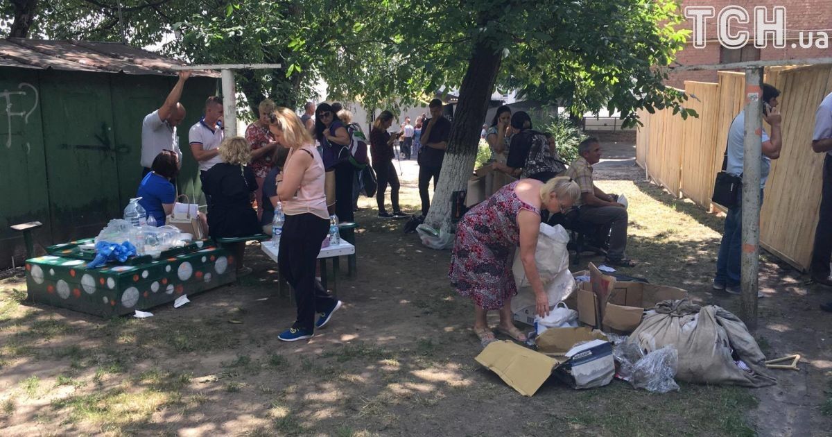Жильцы ищут уцелевшие вещи на развалинах дома / © Фото Валерии Ковалинской/ТСН