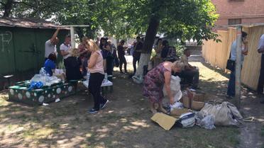 Пожильці шукають вцілілі речі на руїнах будинку / © Фото Валерії Ковалінської/ТСН