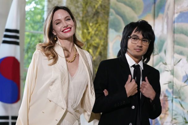 Анджеліна Джолі з сином Меддоксом / © Associated Press