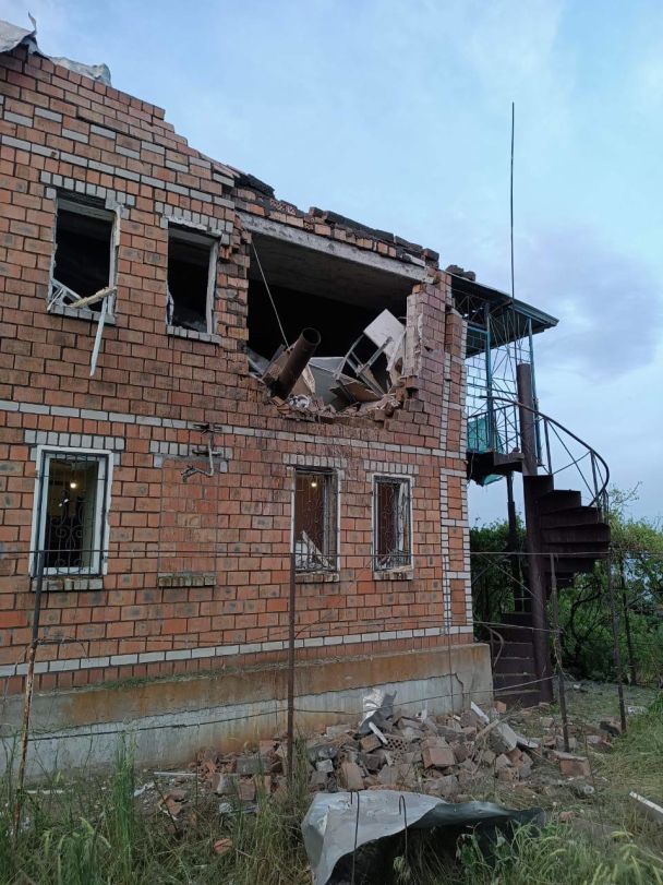 Росіяни ввечері 24 травня вдарили дроном по Дніпропетровській області. Є руйнування будинку. / © Сергій Лисак, голова Дніпропетровської ОВА.