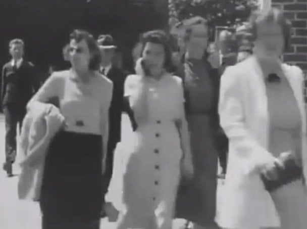 Жінка тримає телефон у 1938 році / © скрін з відео