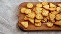 Домашние крекеры с сыром