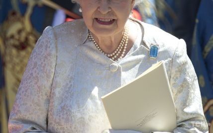 В красивом платье и с жемчужными украшениями: королева Елизавета II на аудиенции