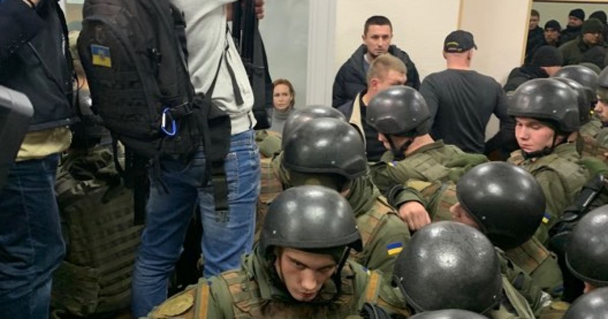 Правоохранители штурмуют зал суда, где не состоялось заседание по апелляции Юлии Кузьменко