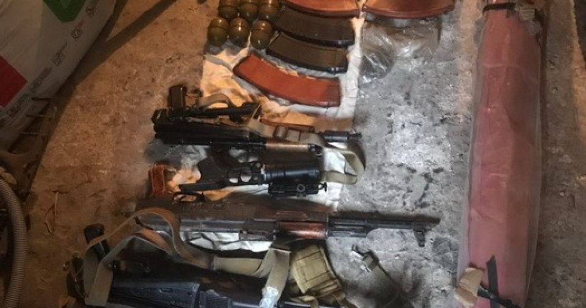 На Донеччині виявили схрон із автоматами Калашникова, гранатометами та гранатами