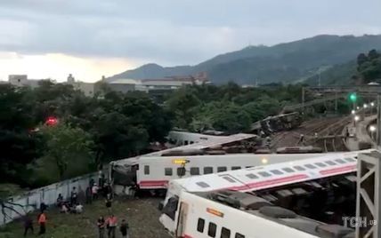 На Тайвані зійшов з рейок потяг. Майже 20 загиблих