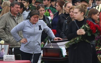День сліз: в окупованій Керчі поховали більшість жертв кривавої бійні в коледжі