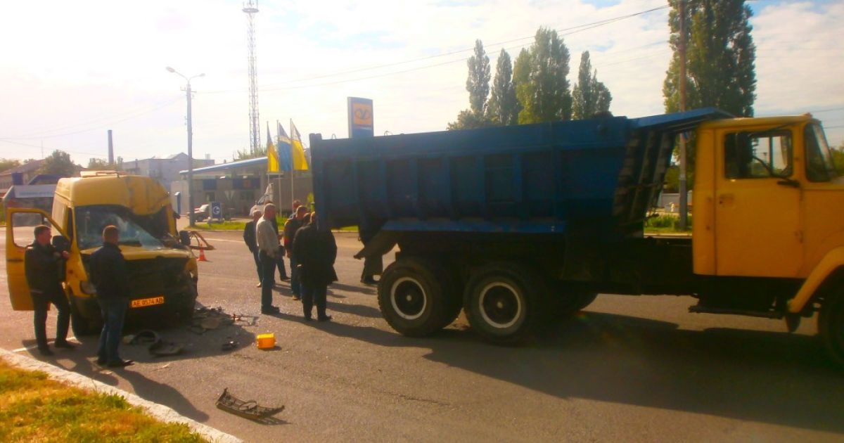 У Новомосковську маршрутка з пасажирами влетіла у вантажівку, постраждали 18 осіб