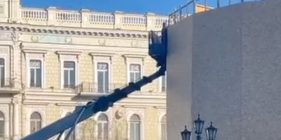 В Одессе начался демонтаж памятника Екатерине II