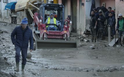 Под толщей грязи нашли тело женщины: фото разрушительного оползня в Италии
