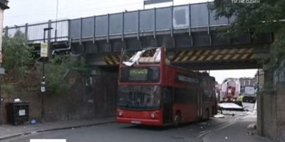 У Лондоні розбився двоповерховий автобус: десятки постраждалих
